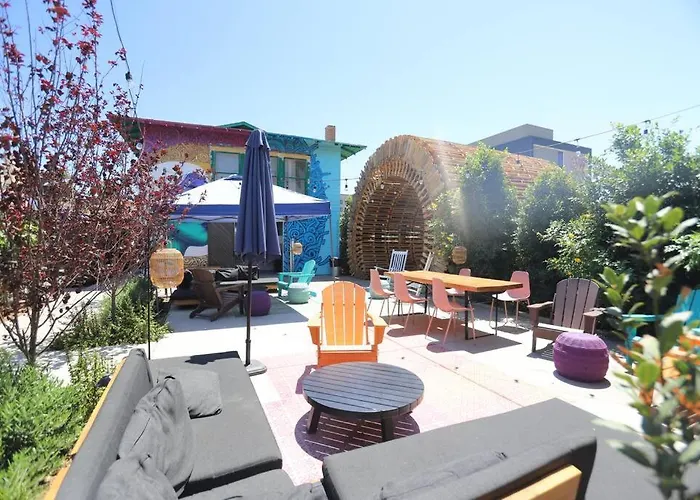 Apartment Poolside In Dtph Location W/ Pool