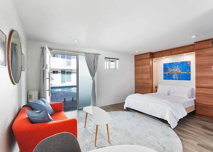 Apartment Poolside In Dtph Location W/ Pool